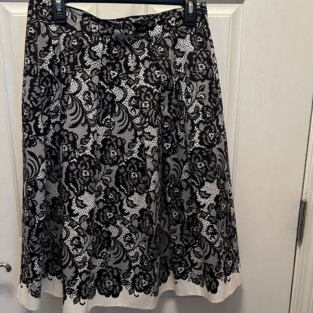 White House Black Market Black and White Lace Look A Line Print Skirt Size 8